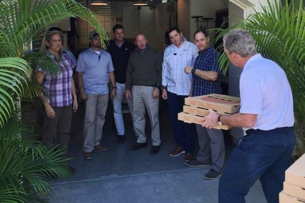  George Bush Bagi-bagi Pizza ke Intelijen Yang Bekerja Tanpa Digaji Selama Shutdown
