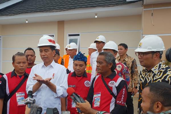 Jokowi Bantu Tukang Cukur Dapat Rumah
