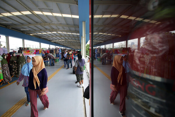  Keberadaan Skybridge Dituding Turunkan Omzet Pedagang Pasar di Jalan Jatibaru