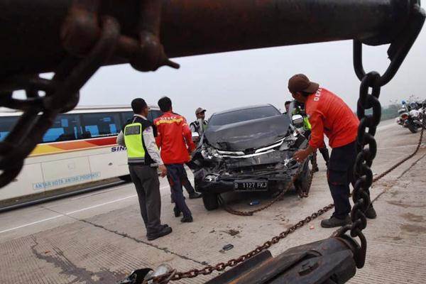  Tujuh Mobil Tabrakan Beruntun di Tol Cikampek