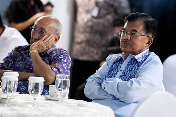 Wakil Presiden Jusuf Kalla (kanan) bersama Ketua Tim Ahli Wapres Sofjan Wanandi (kanan) menyaksikan siaran langsung Debat Pertama Capres & Cawapres 2019 di rumah dinasnya di Jalan Diponegoro, Jakarta, Kamis (17/1/2019)./ANTARA-Hafidz Mubarak A