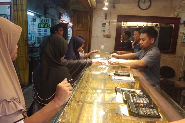 Aktivitas jual beli emas di Pasar Sentral Antasari Banjarmasin