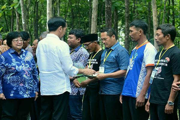 Presiden Joko Widodo menyerahkan 13 Surat Keputusan (SK) Perhutanan Sosial untuk 9.143 kepala keluarga di Desa Ngimbang, Kabupaten Tuban/Intan - Biro Pers Setpres