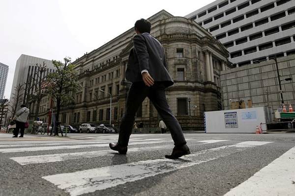  Bank Sentral Jepang Pertahankan Stimulus & Pangkas Prospek Inflasi