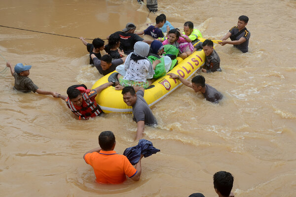  2.831 Personel Polri Bantu Evakuasi Korban Banjir Sulawesi Selatan