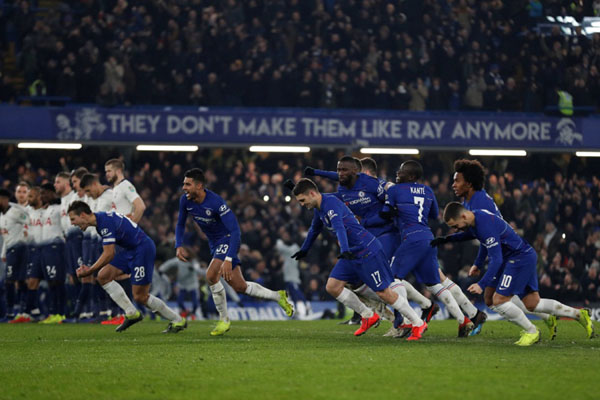 Para pemain Chelsea (biru) berhamburan meluapkan sukacita selepas menang adu penalti atas Tottenham Hotspur./Reuters-Matthew Childs