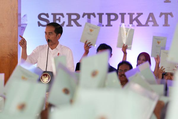  Presiden Jokowi: Lapor Polisi Kalau Ada Pungli Sertifikat Tanah