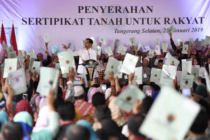  Presiden Jokowi Serahkan Sertifikat Tanah di Tangerang Selatan