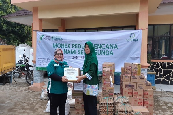  Monex Serahkan Bantuan untuk Korban Tsunami Selat Sunda