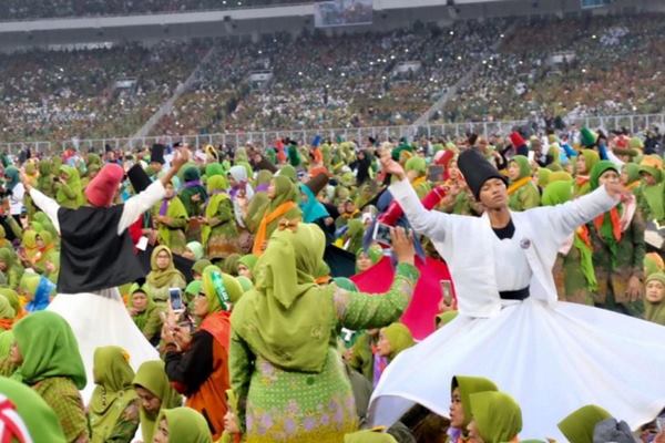  Harlah Muslimat NU, 999 Penari Sufi & Peserta Padati Stadion GBK Meski Diguyur Hujan