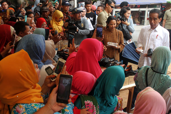  Tinjau Sambungan Listrik Gratis di Bekasi, Jokowi Nilai Program Tepat Sasaran
