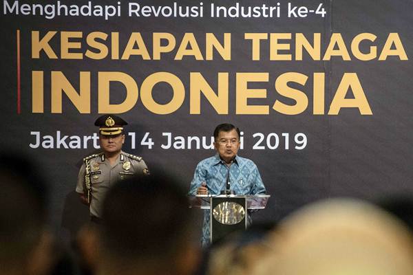 Wakil Presiden Jusuf Kalla (kanan) menjadi pembicara dalam Seminar dan Dialog Nasional Penyiapan Sumber Daya Manusia Indonesia Menghadapi Revolusi Industri ke-4 di Jakarta, Senin (14/1/2019)./ANTARA-Aprillio Akbar