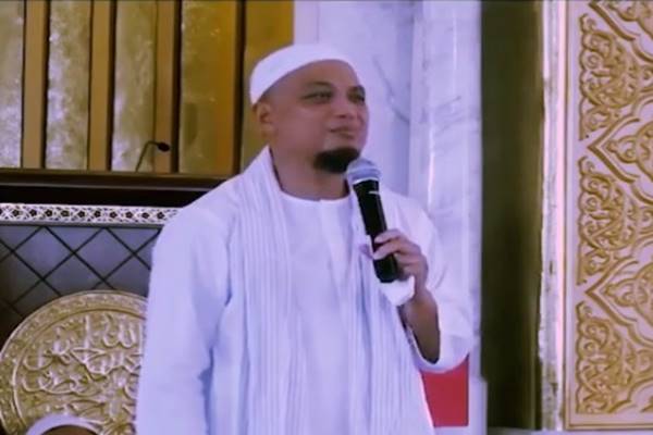   Ustaz Arifin Ilham Kembali ke Indonesia Ditemani Ketiga Istrinya