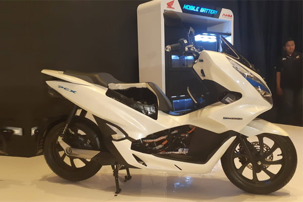 Resmi Mengaspal, Sepeda Motor Honda PCX Electric Dilengkapi 2 Baterai