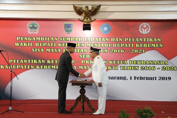 Gubernur Jawa Tengah Ganjar Pranowo (kiri) saat melantik Bupati Kebumen Yazid Mahfudz di Semarang, Jumat 1 Februari 2019./Bisnis-Alif Nazzala Rizqi