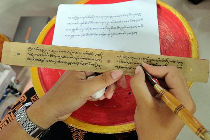  Menuliskan Aksara Bali di Atas Daun Lontar