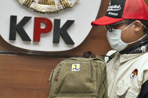 Penyidik membawa barang bukti saat konferensi pers mengenai Operasi Tangkap Tangan (OTT) kasus korupsi pejabat Kementerian Pekerjaan Umum dan Perumahan Rakyat (PUPR) dengan pihak swasta, di Gedung KPK, Jakarta, Minggu (30/12/2018) dini hari./ANTARA-Galih Pradipta