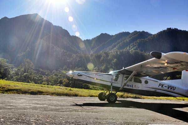 Pesawat Jenis Pilatus Porter milik maskapai Susi Air melakukan tes mendarat di lapangan terbang perintis Arwanop yang dibangun oleh PT Freeport Indonesia , Distrik Tembagapura, Timika, Papua, Kamis (29/6)./ANTARA-Spedy Paereng