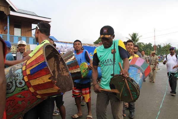 Puluhan warga yang tergabung dalam masyarakat adat suku Ambel Raja Ampat memainkan alat musik suling tambur, berpawai menuju kantor DPRD Raja Ampat, di Waisai, Raja Ampat, Papua Barat, Senin (18/11/2013). /antara