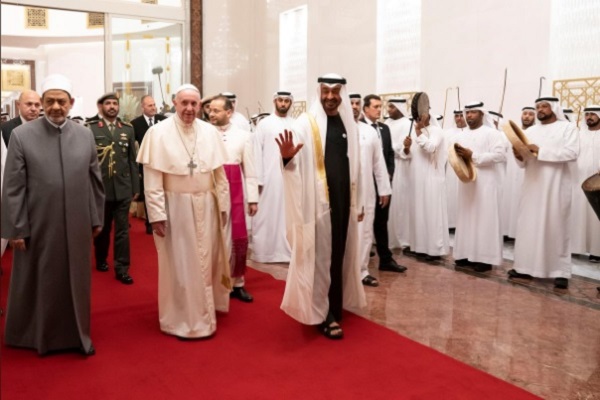 Paus Fransiskus tiba di Abu Dhabi dan disambut oleh Putra Mahkota Mohamad bin Zayed Al-Nahyan, Minggu (3/2/2019)/Handout via Reuters
