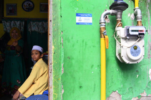 Seorang santri berada di samping meteran gas jaringan gas bumi rumah tangga di sekitar Pondok Pesantren As-Salafiyah, Pasuruan, Jawa Timur, Selasa (8/1/2019). Jaringan gas Kota Pasuruan melayani sedikitnya 6.314 rumah tangga yang tersebar di beberapa kecamatan dan hingga akhir 2018 PGN telah melayani 55.001 pelanggan di wilayah Jawa Timur./Antara-Zabur Karuru