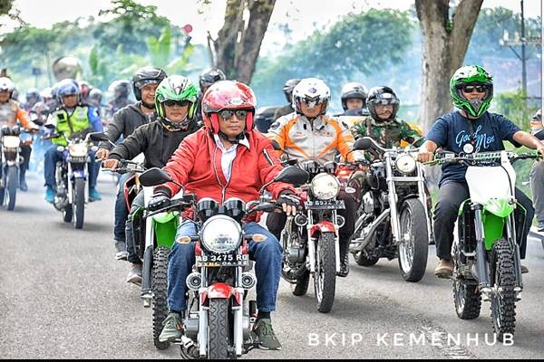  Sosialisasi ‘Safety Driving’, Menhub Budi Karya Sambangi Sopir Angkot Surabaya