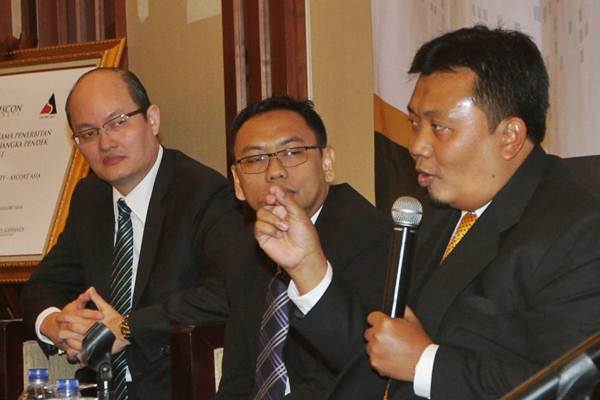 Presdir PT Riscon Victory Ari Tri Priyono (dari kanan) bersama Direktur Teddy Jiwantara Sitepu, dan CEO & Group Managing Director Ascort Asia Group Anthony Soewandy, menjawab pertanyaan wartawan, di Jakarta, Rabu (8/11)./JIBI-Endang Muchtar