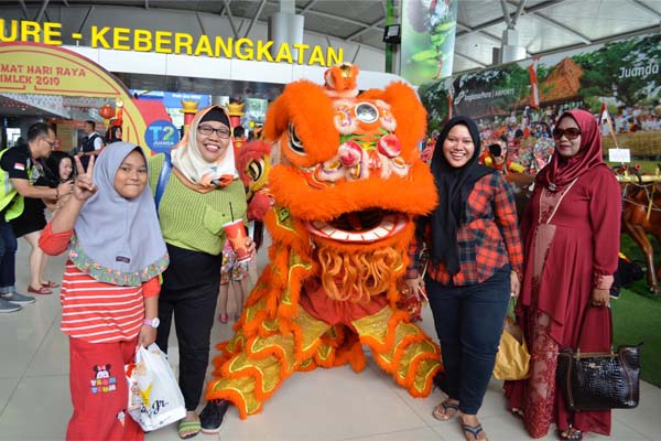  Barongsai Meriahkan Suasana Tahun Baru Imlek Di Bandar Udara Internasional Juanda