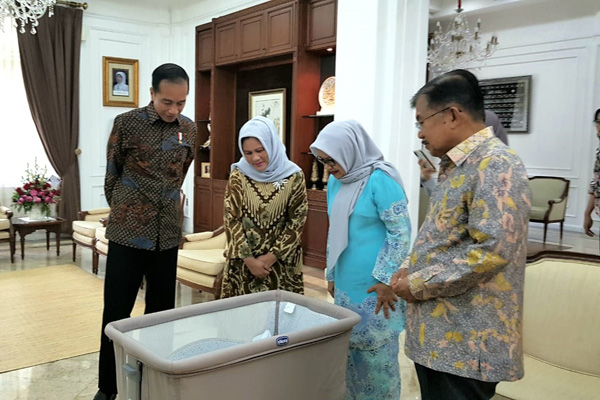  Jokowi dan Iriana Jenguk Cucu JK, Namanya Yusuf Azra