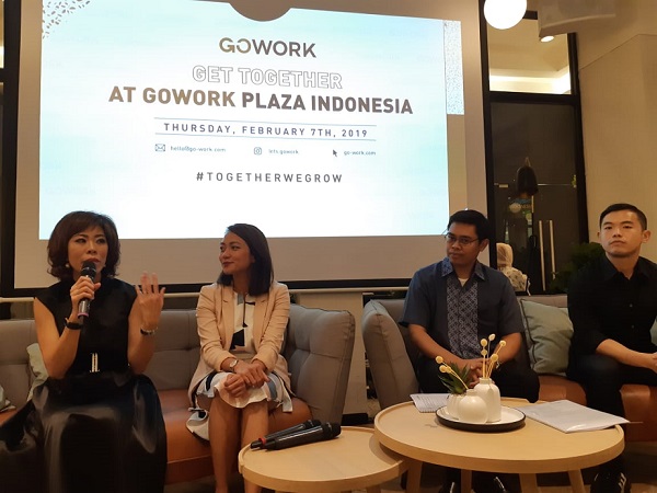 CEO sekaligus Co-Founder GoWork Vanessa Hendriadi Li (paling kiri) tengah berbicara dalam acara peluncuran coworking space terbaru di Plaza Indonesia, Kamis (7/2/3019)/ Bisnis-Eva Rianti 