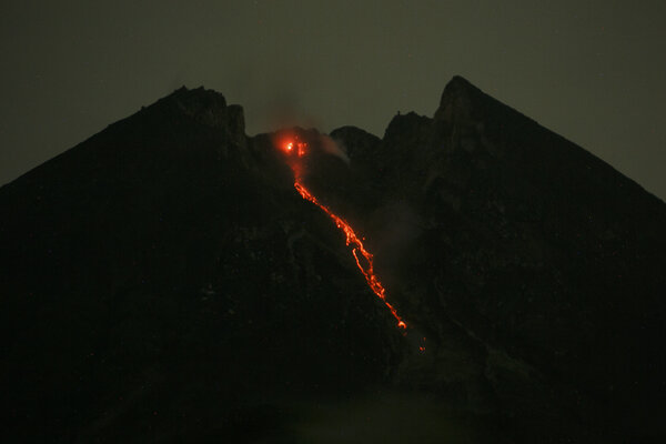  Gunung Merapi Dua Kali Alami Guguran Lava