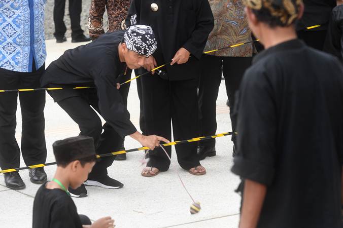  Presiden Jokowi Bermain Gasing di Alun-alun Cianjur