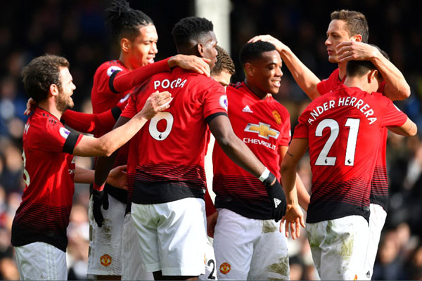 Para pemain Manchester United bersukacita selepas mencetak gol ketiga ke gawang Fulham melalui titik penalti yang dieksekusi Paul Pogba (ketiga kiri)./Reuters-Dylan Martinez