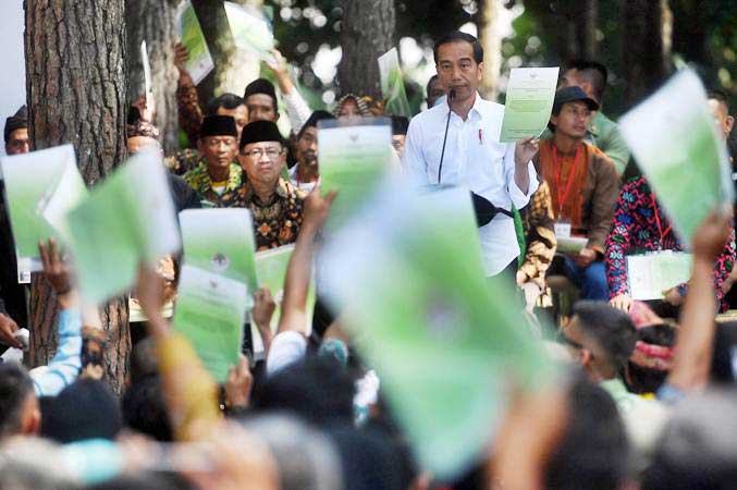  Presiden Serahkan 42 SK Hutan Sosial untuk 8.941 KK di Cianjur