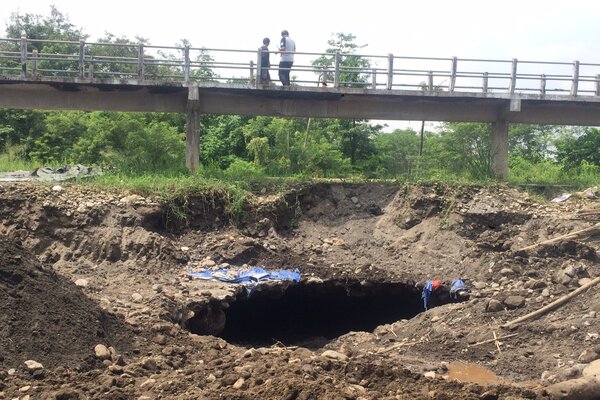  Lubang di Tengah Sungai di Kalasan Jadi Perbincangan