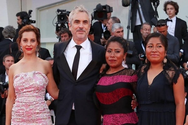 Sutradara film 'Roma' Alfonso Cuaron (dua dari kiri) dan para aktris pemeran/Reuters-Tony Gentile