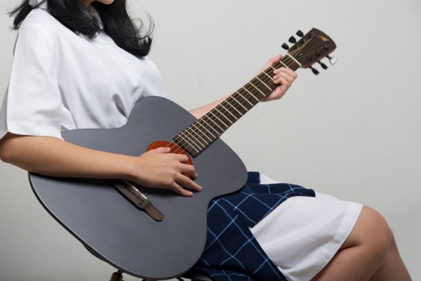  Fakta Gitar Tertipis Buatan Anak Bangsa yang Ditandatangani Jokowi