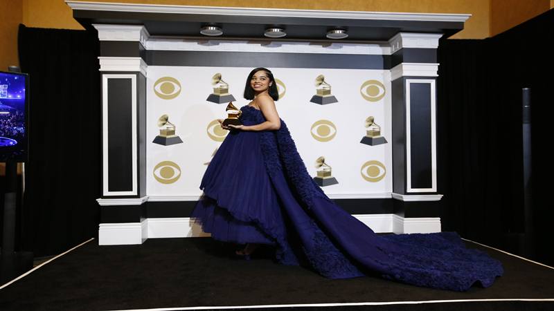 Ella Mai berfoto di belakang panggung usai menerim penghargaan Best R & B Song untuk lagu Bood Up dalam gelaran Grammy Awards, 10 Februari 2019. - Reuters