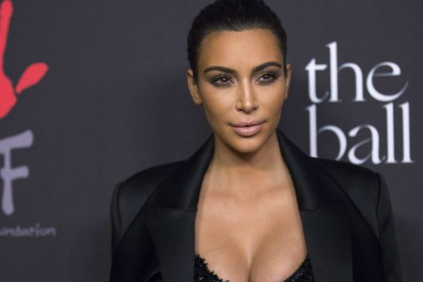 Kim Kardashian Unggah Foto Wajahnya yang Penuh Psoriasis