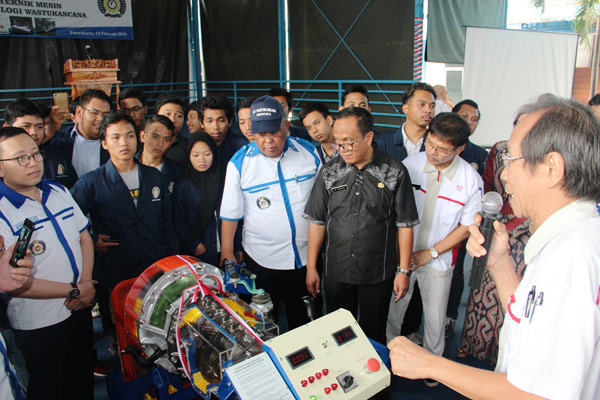  Hino Indonesia Serahkan Alat Peraga ke STT Wastukancana, Purwakarta