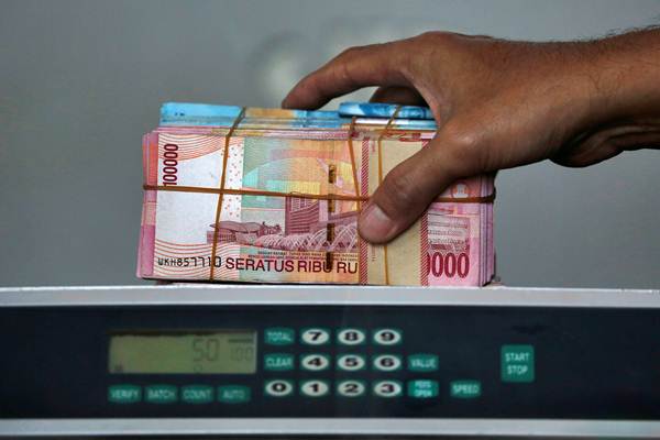 Karyawan menghitung uang rupiah di sebuah money changer di Jakarta, Selasa (4/9/2018)./Reuters-Willy Kurniawan