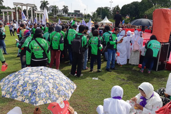  Ribuan Warga Jatim Menantikan Gubernur Khofifah di Tugu Pahlawan