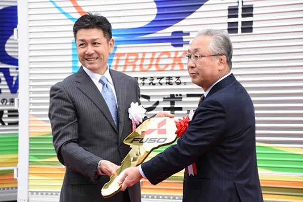  Mitsubishi Fuso Serahkan 5 Truk beban ringan listrik eCanter ke S-line