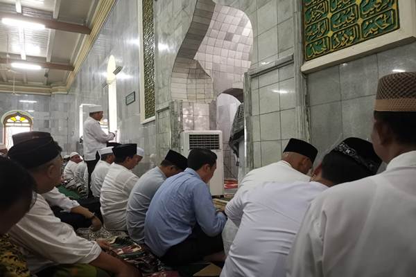  Salat Jumat di Masjid Kauman Semarang, Prabowo Tempati Saf Pertama