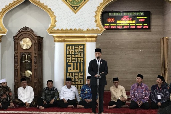  Jokowi Serahkan 25 Sertifikat Tanah Wakaf di Bengkulu