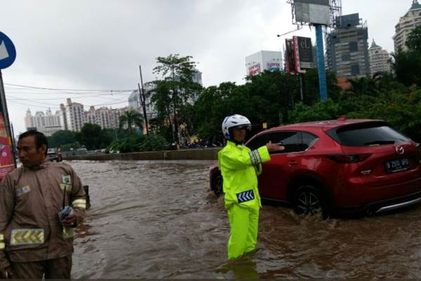  Risiko Mobil Terobos Genangan Air