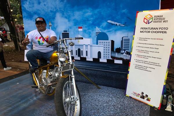  Jokowi Pamer Motor Chopper Kuning di Nobar Debat Capres Putaran II