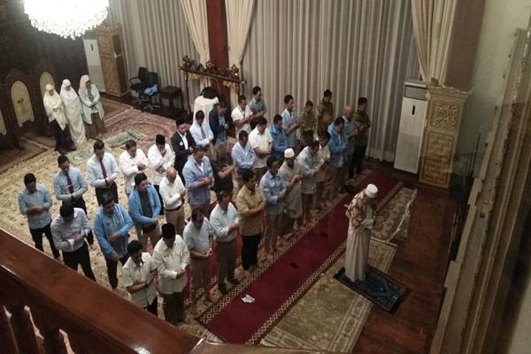  Sebelum Debat Capres Putaran II, Prabowo-Sandi Salat dan Doa Bersama