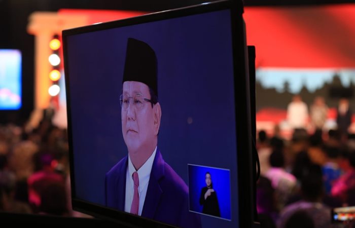 Wajah Calon Presiden Prabowo Subianto di layar televisi pada debat Capres 2019 putaran kedua.Bisnis/Nurul Hidayat 