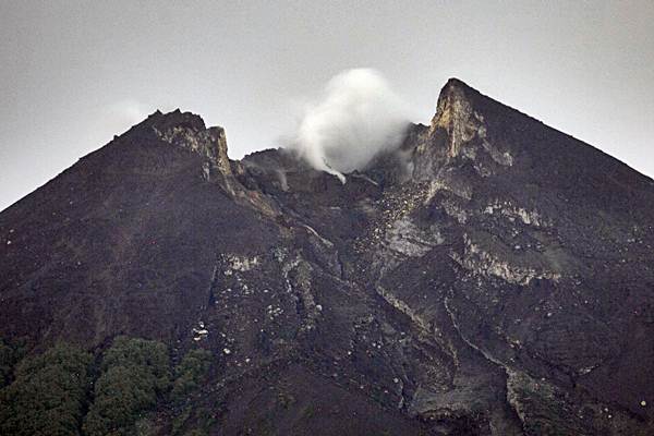 Gunung Merapi Keluarkan Awan Panas Arah Gendol, Status Masih Waspada
